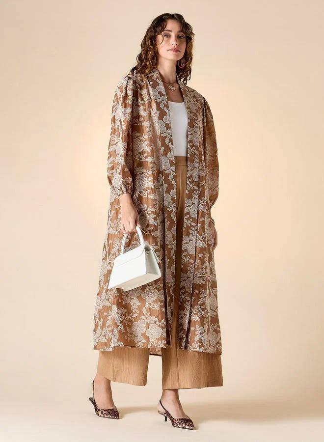 ايكونيك شال طويل مطرز بياقة مفتوحة