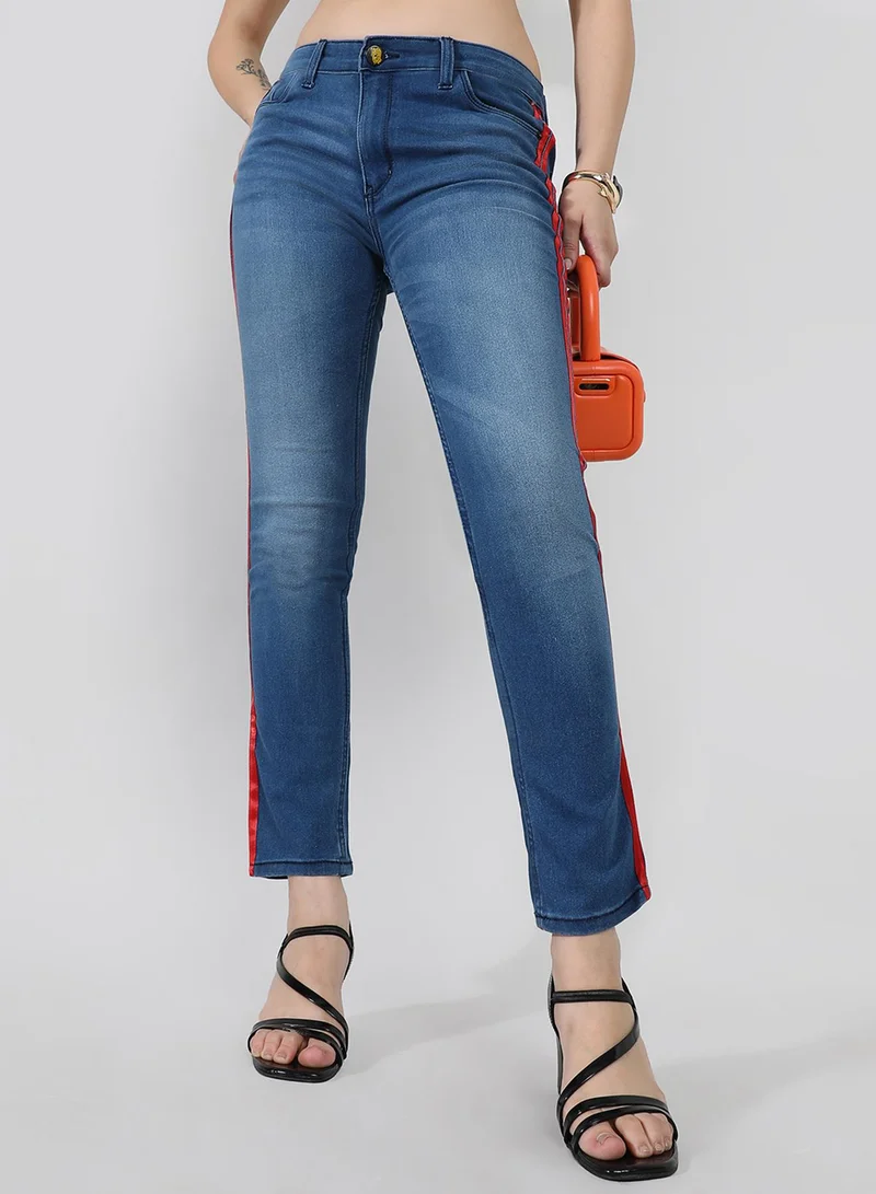 كامبوس سوترا Campus Sutra Women's Blue Contrast Side-Striped Denim Jeans For Casual Wear | Medium-Wash | 5 Pockets | Button Closure | Cotton Denim Jeans Crafted With Comfort Fit For Everyday Wear