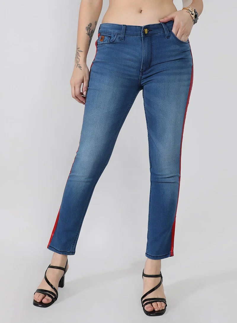 كامبوس سوترا Campus Sutra Women's Blue Contrast Side-Striped Denim Jeans For Casual Wear | Medium-Wash | 5 Pockets | Button Closure | Cotton Denim Jeans Crafted With Comfort Fit For Everyday Wear