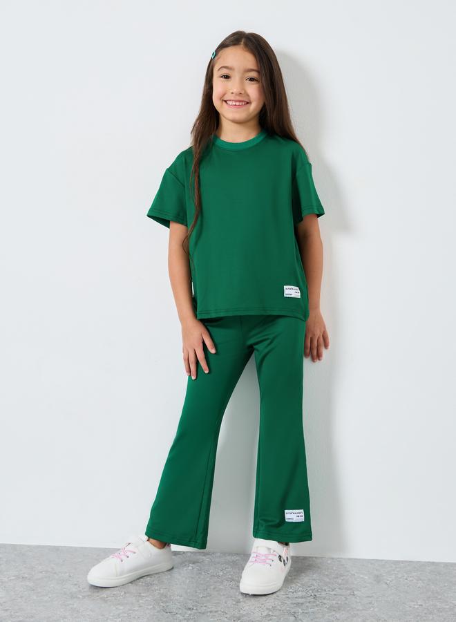 ستايلي طقم تي شيرت وبنطلون ليجن للبنات باللون الأخضر الداكن بشعار - Image 2