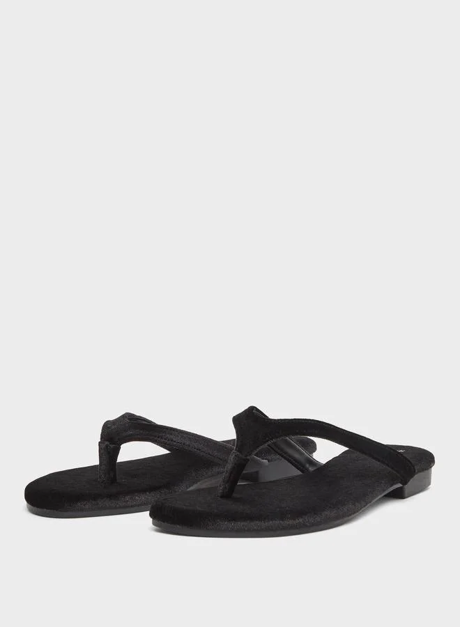 ستايلي صندل فلات بملمس مخملي