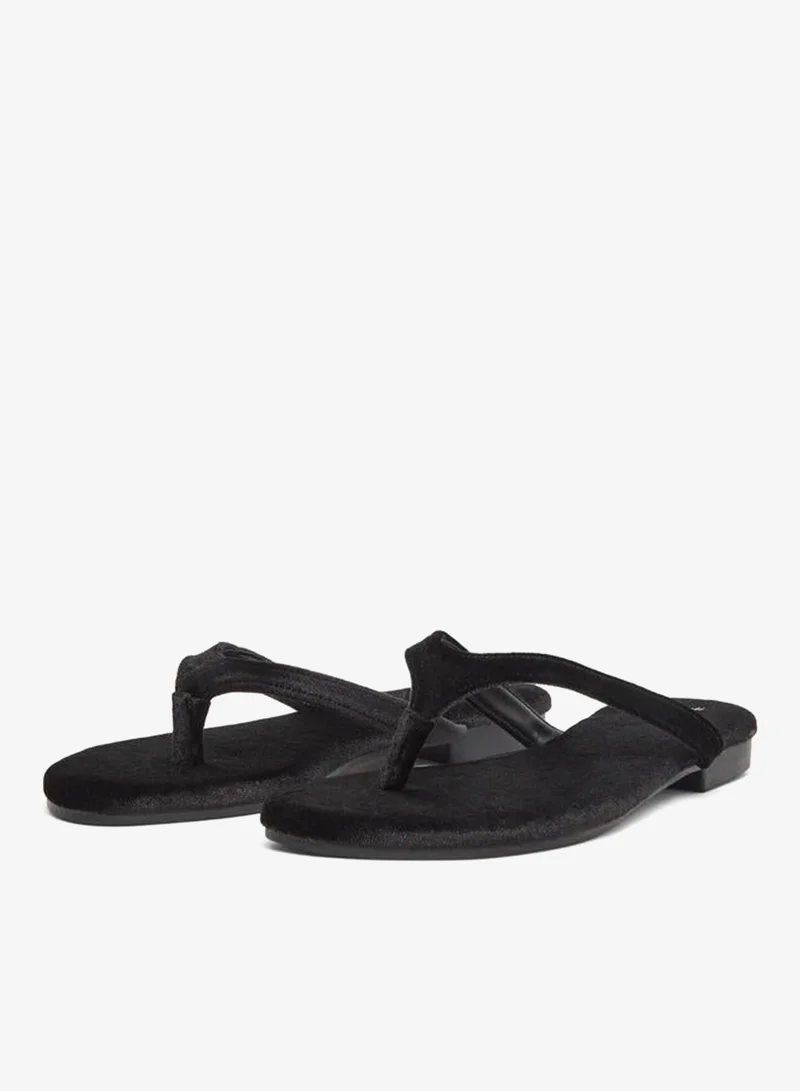 ستايلي صندل فلات بملمس مخملي