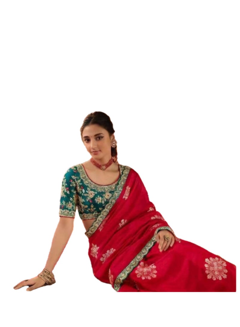 Grab Mantra ساري من الحرير القطني باللون الأحمر مع تطريز ذهبي ودانتيل أخضر بالإضافة إلى بلوزة خضراء مطرزة وغير مخيطة  - Image 1