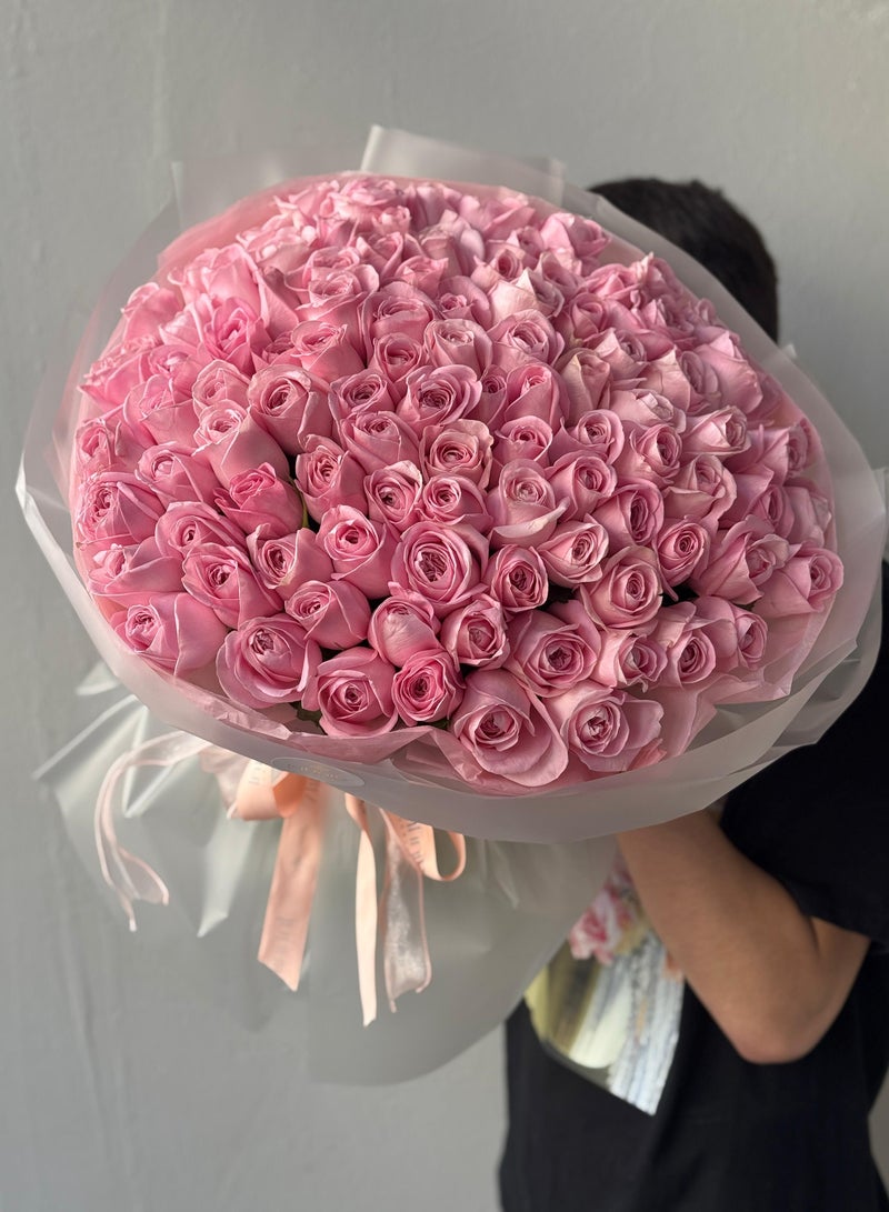 فلاور باقة ورد مكونة من 100 وردة