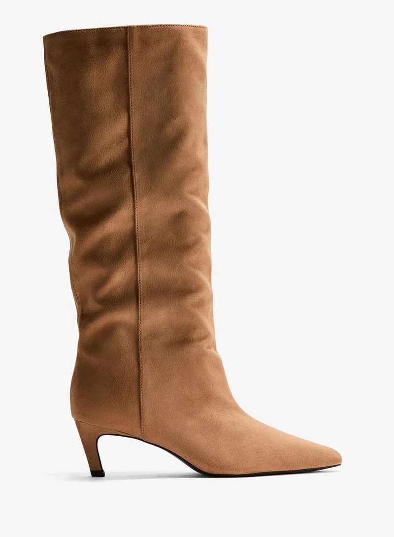 اتش اند ام بوت مدبب من الأمام