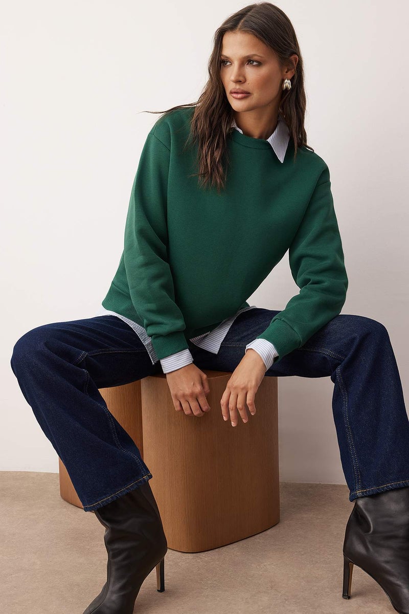 trendyol Emerald Green Thick Fleece Inside Regular Fit Crew Neck Basic Knitted Sweatshirt - Image 2