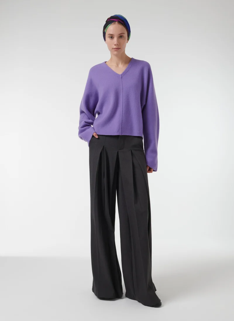 ليم كنزة صوفية بأكمام واسعة وياقة على شكل حرف