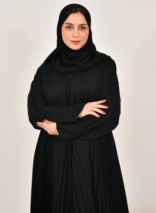 HAWRAA ABAYA Black semi-flared abaya made from crinkled fabric