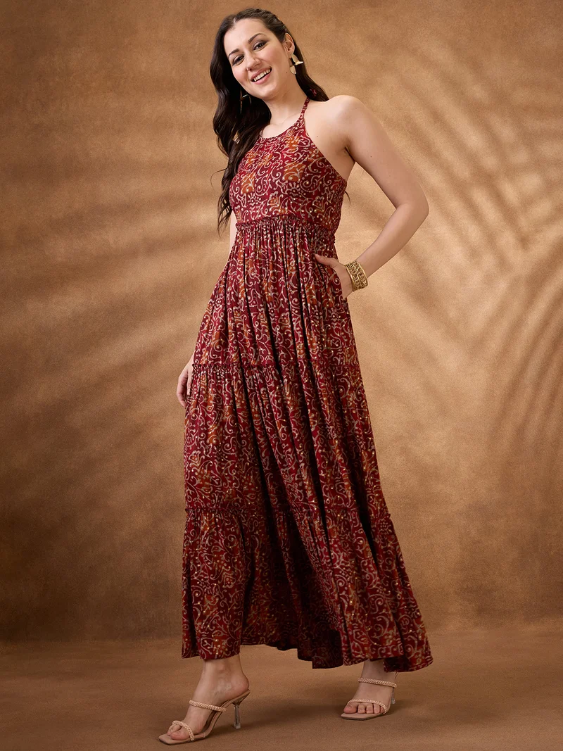 جلو باص فستان ماكسي فيوجن نسائي جلوبس بنقشة بيزلي عنابي بياقة هالتر وقصة واسعة بطبقات