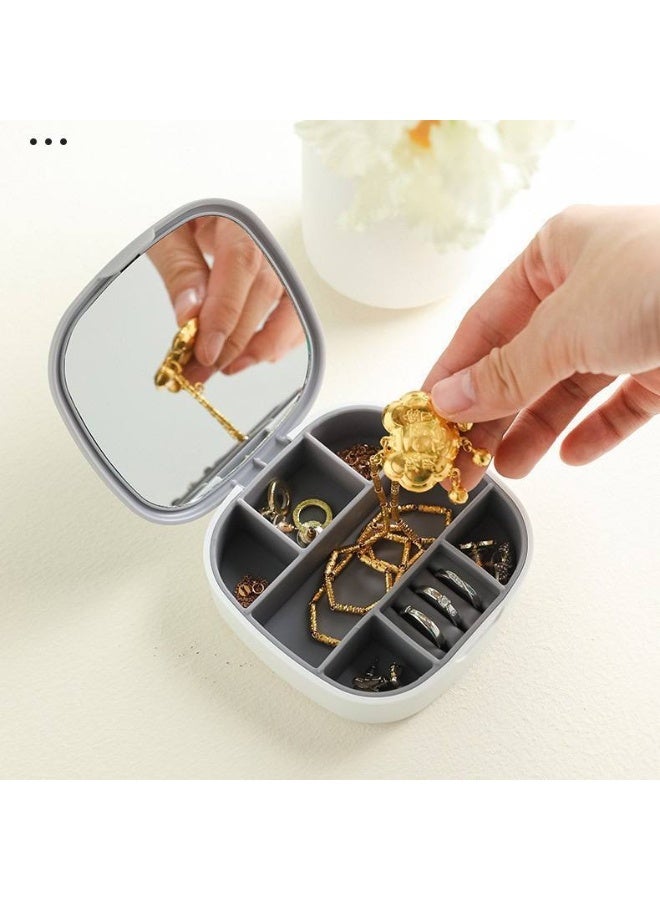 هذا منظم مجوهرات صغير ومحمول مصمم خصيصًا للسفر والاستخدام اليومي للحفاظ على إكسسواراتك منظمة وآمنة. - Image 1