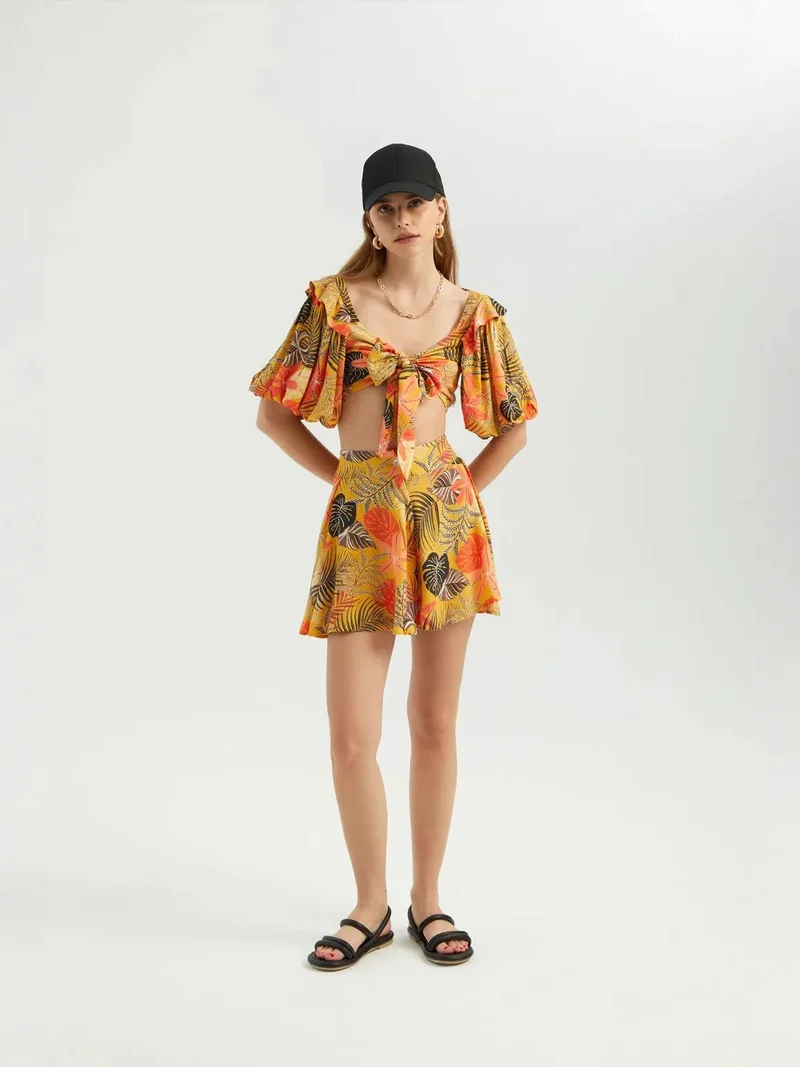 هيكاب بلوزة قصيرة بأكمام منفوشة وربطة عنق على شكل قلب