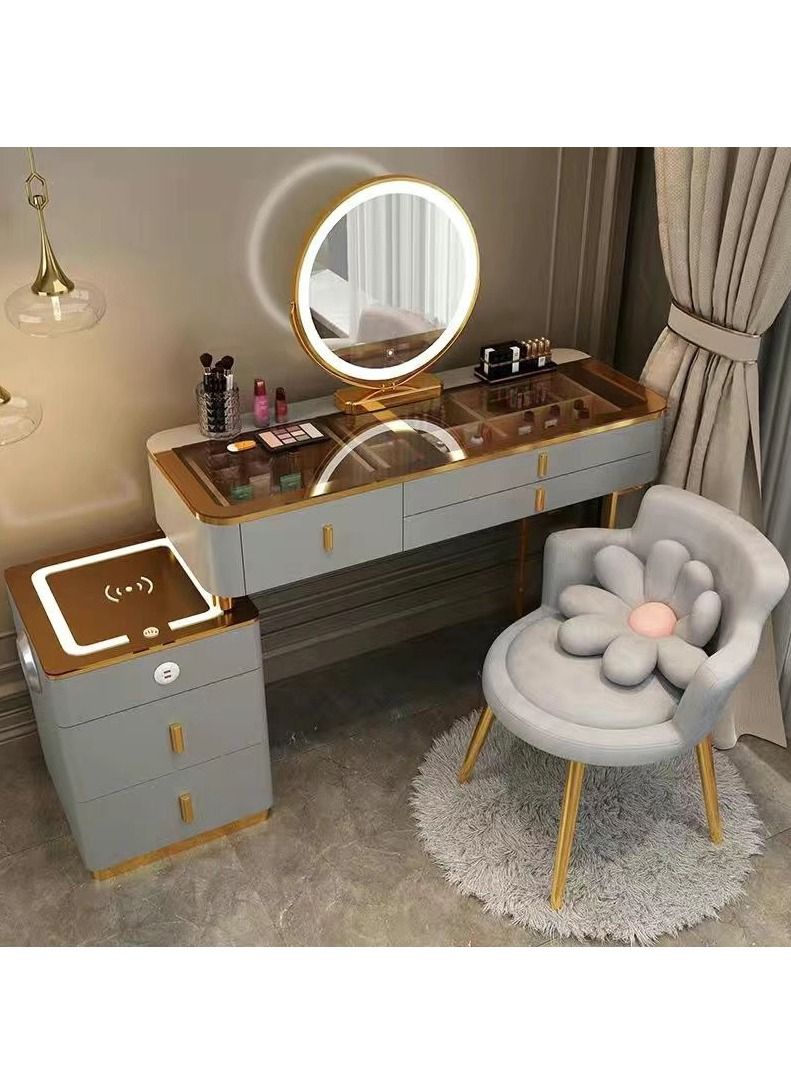 أيه دابليو دي طاولة زينة حديثة مميزة من خشب متين ومرآة ذكية مستديرة مع إضاءة LED قوية بثلاثة أوضاع مختلفة وطاولة جانبية ذكية بتقنية شحن لاسلكي وكرسي مريح. 