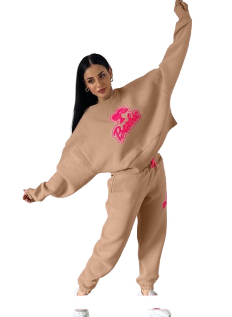 مانيكان نسائى عصري مكون من قطعتين باللون البيج الناعم مع سويت شيرت مريح وأنيق