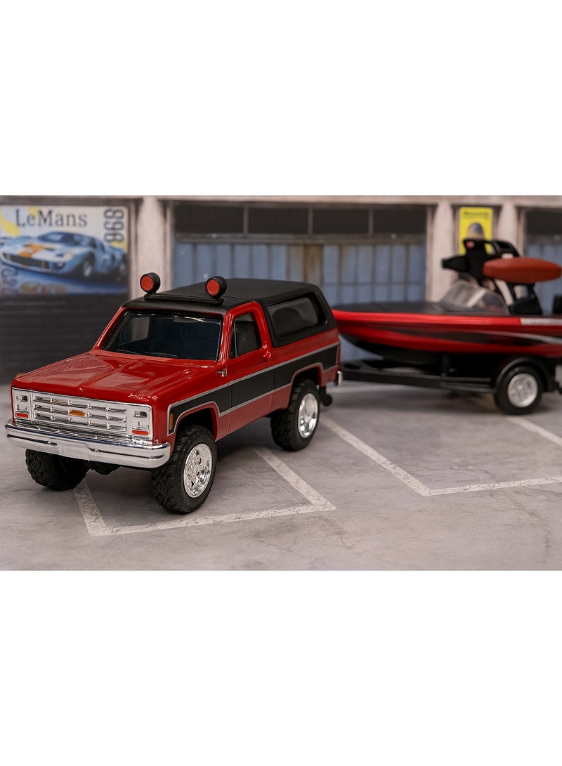 مايستو سياره لعبة نموذج لسيارة شفرولية بليزر موديل 1979 معدنية لون احمر و اسود مع مقطورة سحب لقارب تزلج لون احمر محاكاة الحقيقة مقاس 1/64 سيارة كلاسيكية جميلة المظهر مفيده للعب او الاقتناء او زينة الغرفة او المكتب او وضعها ديكور على رفوف خزانة عرض التحف او على رف في بيت الشعر او يستخدمها بعض المحترفين في التصوير للأعلانات او الخلفيات او اضافتها داخل مجسمات المنازل القديمة او الشعبيه لنوع من اضافة الديكور علي تراث الذكريات القديمه - Image 2