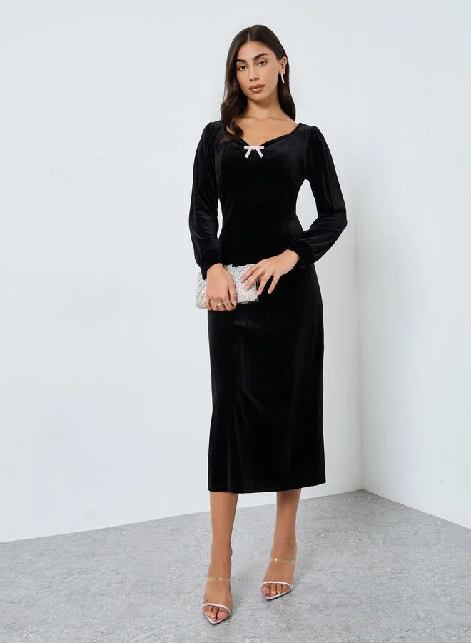 ستايلي فستان ميدي بمظهر المخمل مع ربطة فيونكة