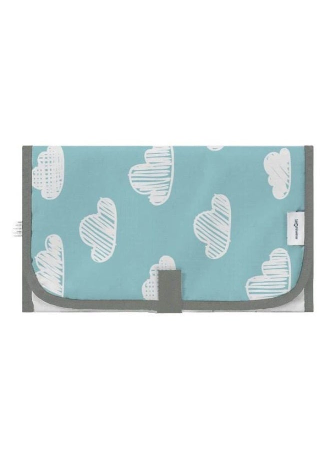 ماماز جيفت تتميز سجادة تغيير الحفاضات المقاومة للماء بتصميمها البسيط والجذاب، ويمكن وضعها في أي حقيبة حتى تتمكني من أخذها معك في كل مرة أثناء التنقل. - Image 1