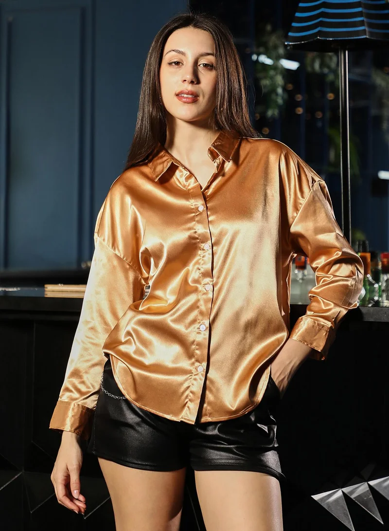 بينيا كولادا قميص نسائي سادة ساتان واسع بياقة ممتدة وأكمام طويلة بأزرار للإغلاق