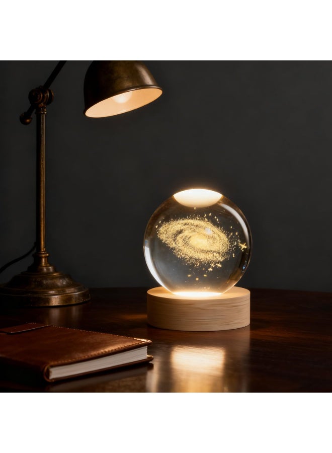 مصباح كرة الكريستال ثلاثي الأبعاد بضوء دافئ أصفر - مصنوع من الكريستال الفاخر وقاعدة خشبية، يعمل عبر USB | تصميمات المجرة والنظام الشمسي | تصاميم رجل الثلج وسانتا لأجواء دافئة في غرفة النوم | مثالي لديكور المنزل والمكتب وغرفة المعيشة | هدية مثالية لعشاق علم الفلك - Image 5