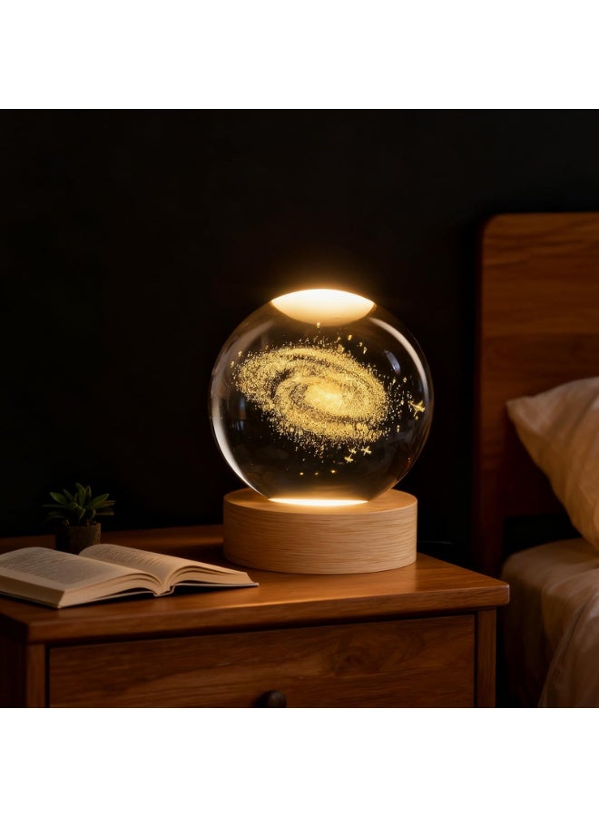مصباح كرة الكريستال ثلاثي الأبعاد بضوء دافئ أصفر - مصنوع من الكريستال الفاخر وقاعدة خشبية، يعمل عبر USB | تصميمات المجرة والنظام الشمسي | تصاميم رجل الثلج وسانتا لأجواء دافئة في غرفة النوم | مثالي لديكور المنزل والمكتب وغرفة المعيشة | هدية مثالية لعشاق علم الفلك - Image 2