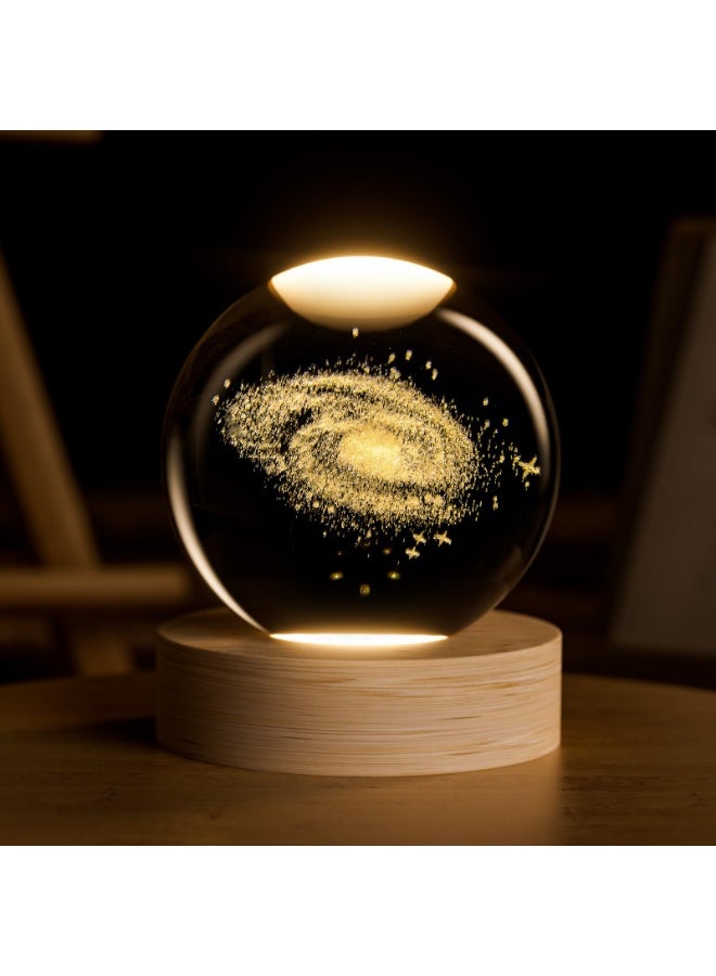 مصباح كرة الكريستال ثلاثي الأبعاد بضوء دافئ أصفر - مصنوع من الكريستال الفاخر وقاعدة خشبية، يعمل عبر USB | تصميمات المجرة والنظام الشمسي | تصاميم رجل الثلج وسانتا لأجواء دافئة في غرفة النوم | مثالي لديكور المنزل والمكتب وغرفة المعيشة | هدية مثالية لعشاق علم الفلك - Image 1