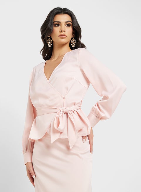 بلوزة ملفوفة بياقة على شكل حرف  بتفاصيل عقدة