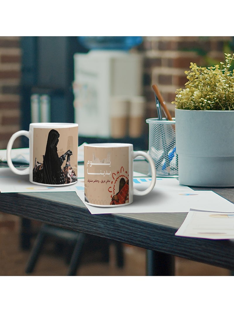 حكاية شمعة مج من السيراميك بطبعة تصميم "يوم التأسيس" بلون أبيض - Image 1