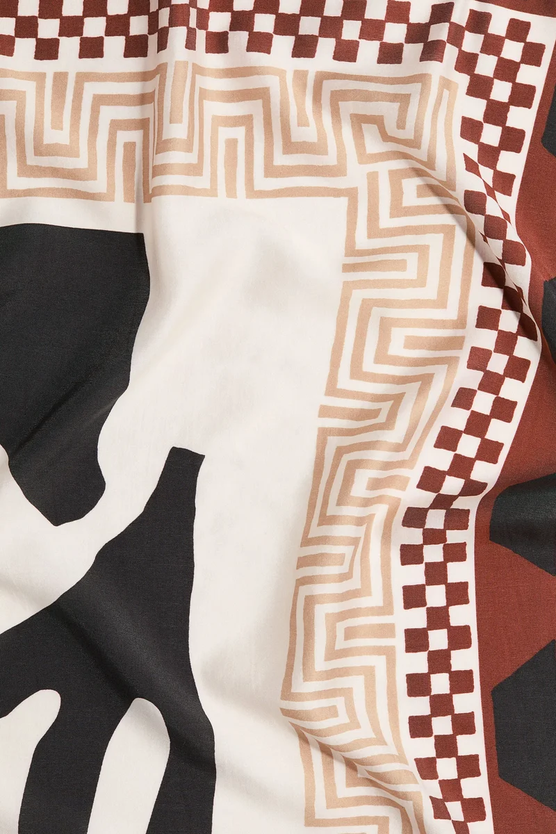 اتش اند ام وشاح مزيّن بطبعة