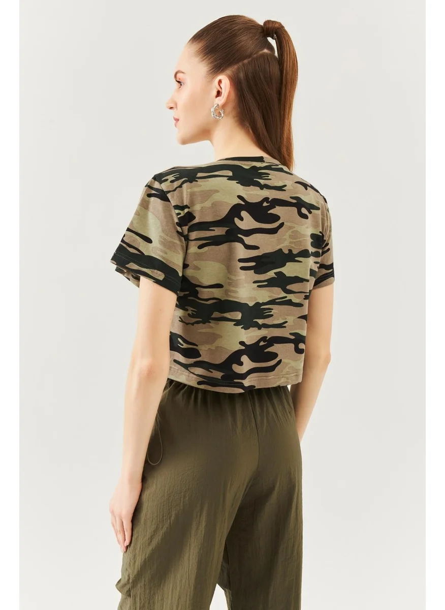Butikgiz Kamuflaj Oversize Rahat Pamuklu Penye Bisiklet Yaka Kısa Kol Basic Crop T-Shirt