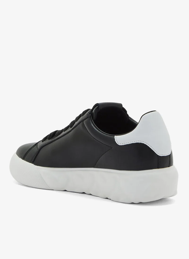 لوف موسكينو سنيكرز برباط وطبقة سفلية منخفضة