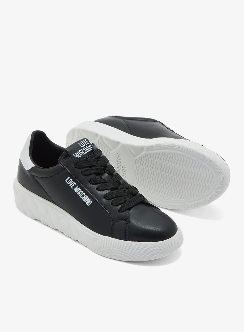 لوف موسكينو سنيكرز برباط وطبقة سفلية منخفضة - Image 3