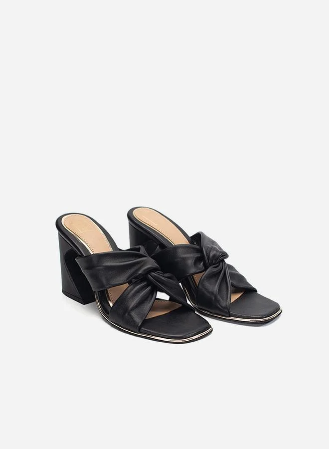 تايك تو صنادل نسائية بكعب عريض جلد أسود متقاطع من هيل يور سول