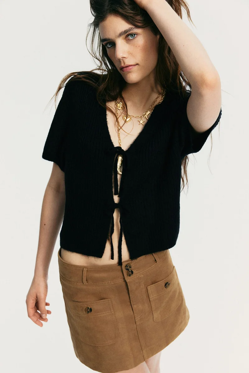 اتش اند ام بلوزة محبوكة من نسيج مرن مزودة بأربطة