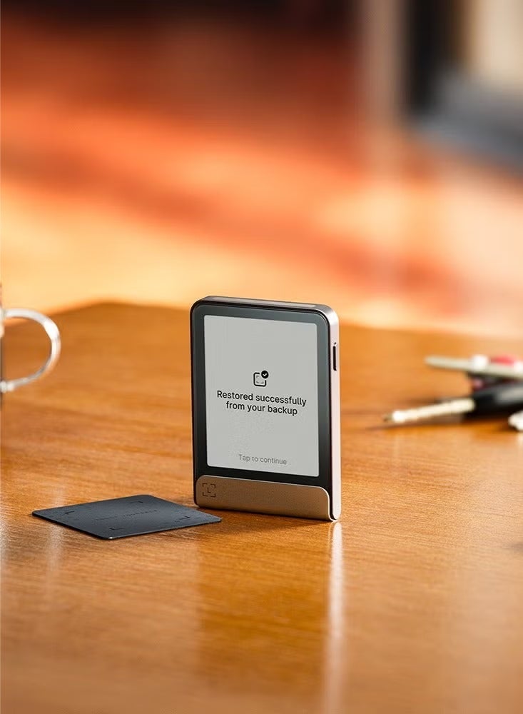 ليدجر محفظة فليكس للأجهزة (Hardware Wallet) | مكافأة بيتكوين بقيمة 70 دولارًا من ليدجر | شاشة لمس 2.84 بوصة + مفتاح استرداد، أمان متقدم للبيتكوين، أكثر محفظة عملات رقمية أمانًا في العالم، اتصال بلوتوث، متوافقة مع iOS وAndroid – لون أزرق نبتون - Image 4