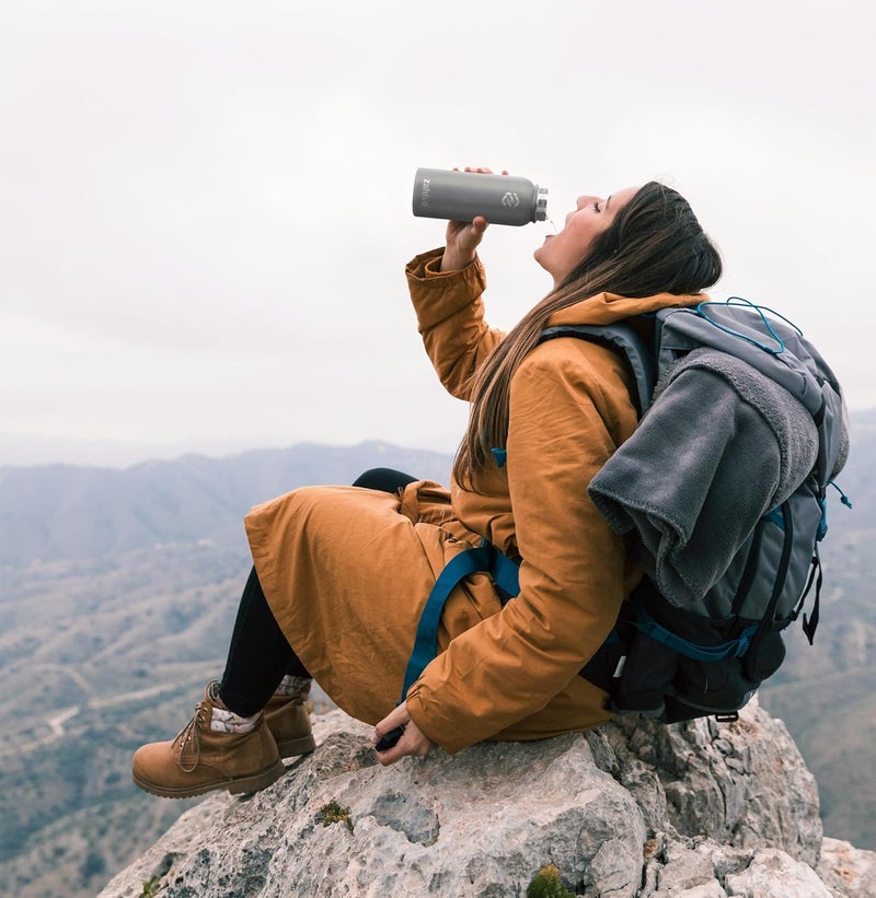 زاهايف زجاجة ماء معزولة Zahive سعة 1 لتر مع 3 أغطية وحقيبة - زجاجة ماء من الفولاذ المقاوم للصدأ مزودة بقشة - زجاجة ذات جدار مزدوج سعة 1000 مل للاستخدام في الصالة الرياضية، السفر، وللمشروبات الساخنة والباردة - مانعة للتسرب (1 لتر، لون رمادي بارد) - Image 4