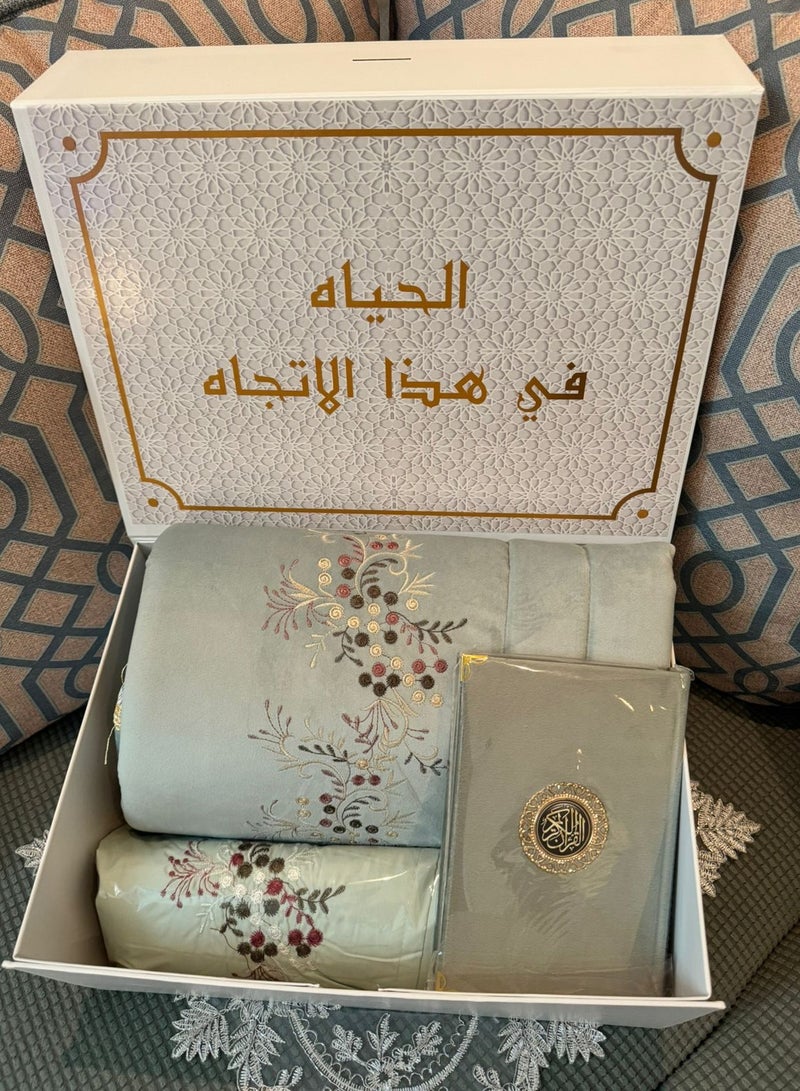 Brides A package of prayer rugs consisting of 3 pieces: a quilted prayer rug + an embroidered prayer sheet + a Qur’an - Image 1