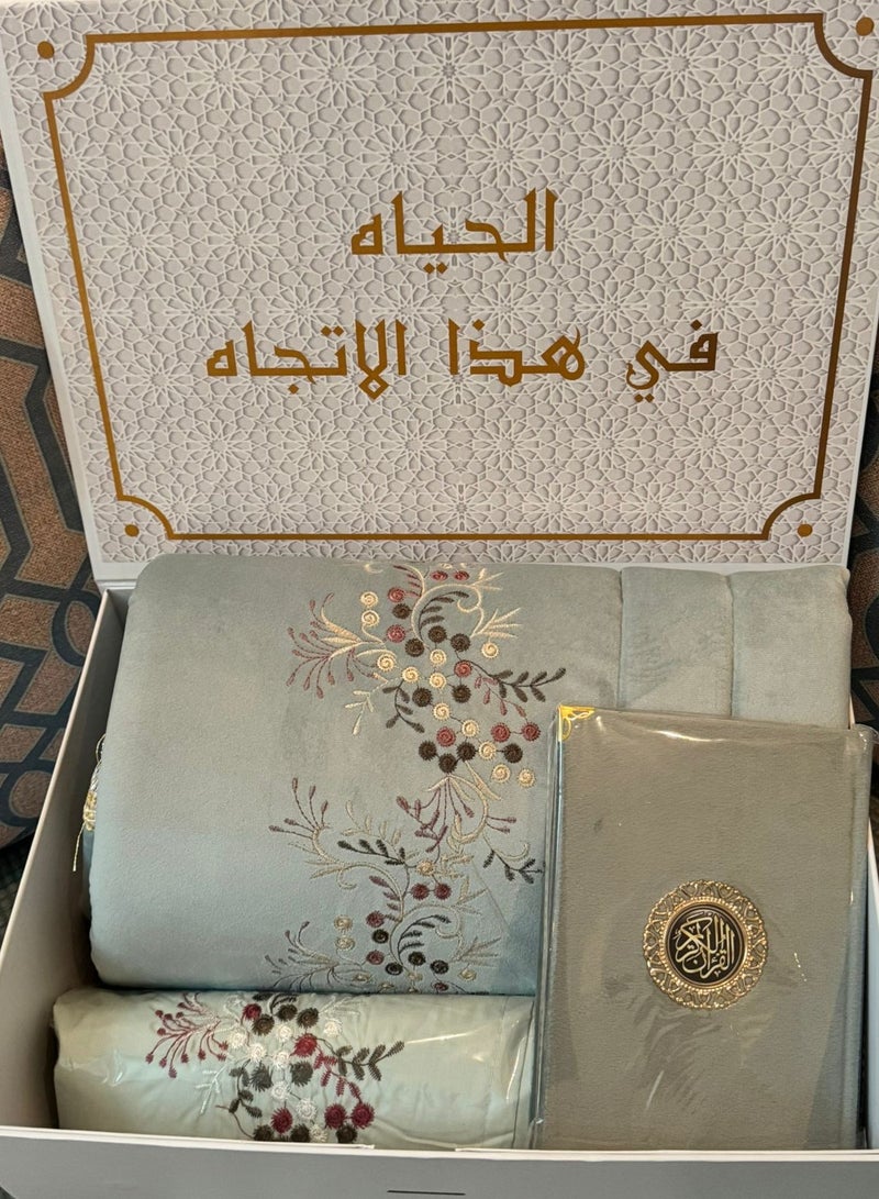 Brides A package of prayer rugs consisting of 3 pieces: a quilted prayer rug + an embroidered prayer sheet + a Qur’an - Image 2