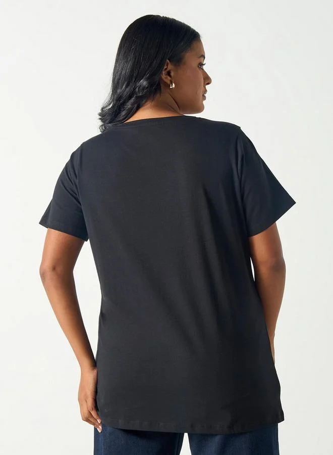 أولا بوبكن تيشيرت مقاس كبير بياقة ضيقة وأكمام قصيرة وطبعات من أولا بوبكين