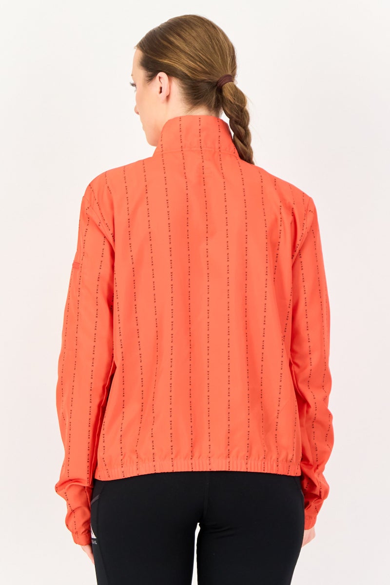 Nike جاكيت رياضي نسائي مناسب للجري، أحمر - Image 3