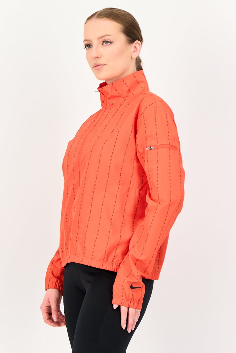 Nike جاكيت رياضي نسائي مناسب للجري، أحمر - Image 2
