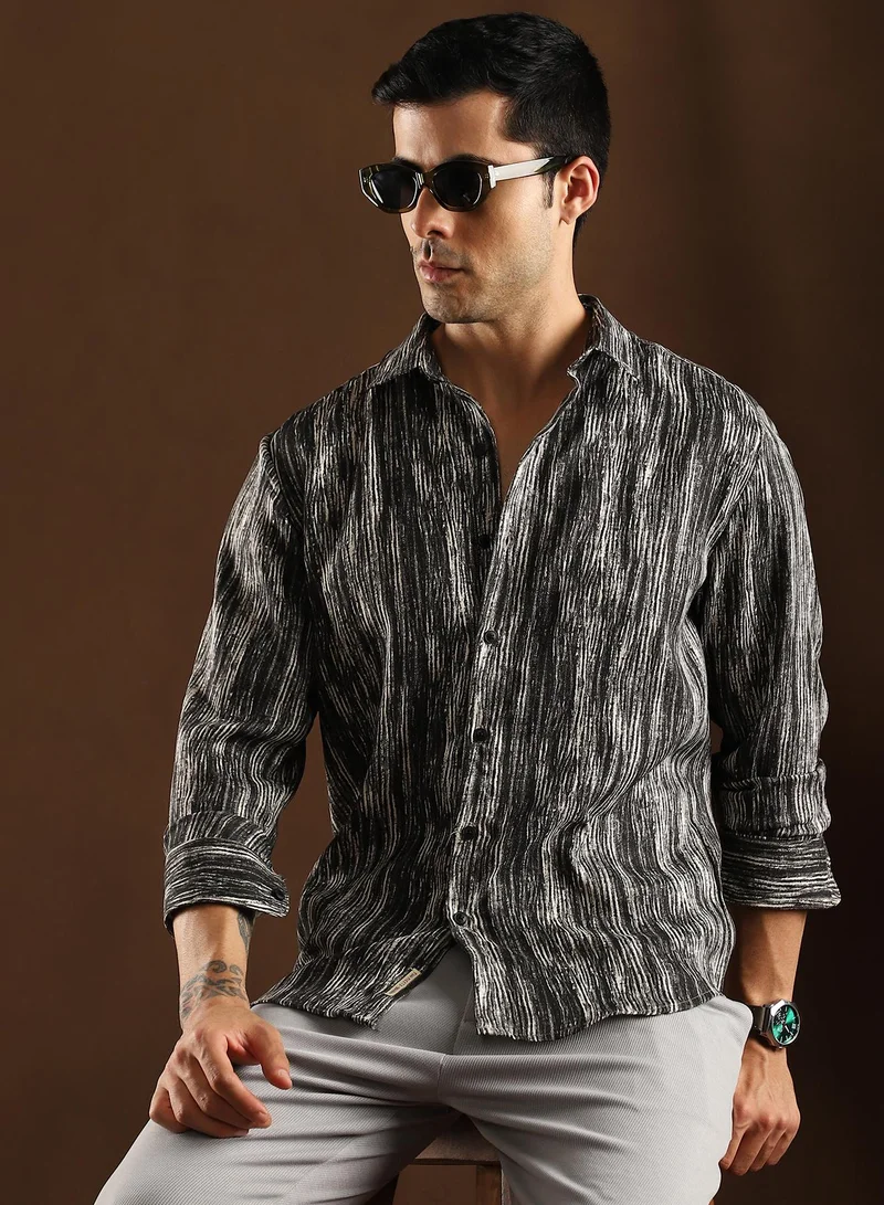 Campus Sutra Men's Obsidian Black & Daisy White Distortion-Weave Shirt