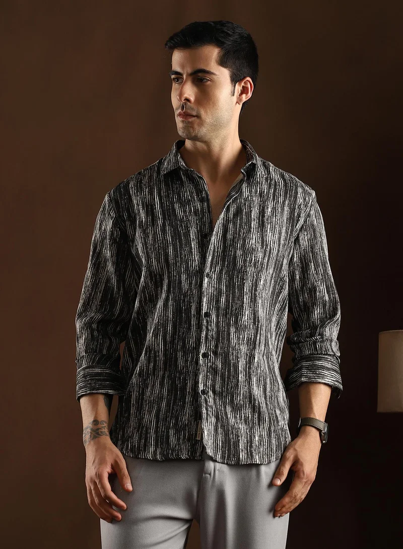 Campus Sutra Men's Obsidian Black & Daisy White Distortion-Weave Shirt