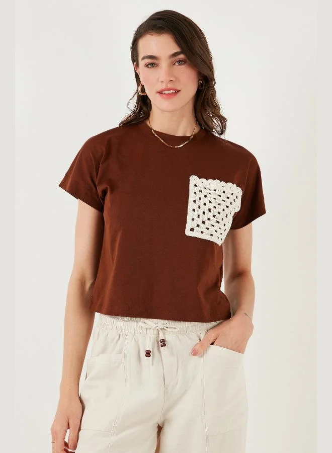 ليلا تيشيرت قطن ليلى بقصة عادية بياقة دائرية وجيب واحد للنساء