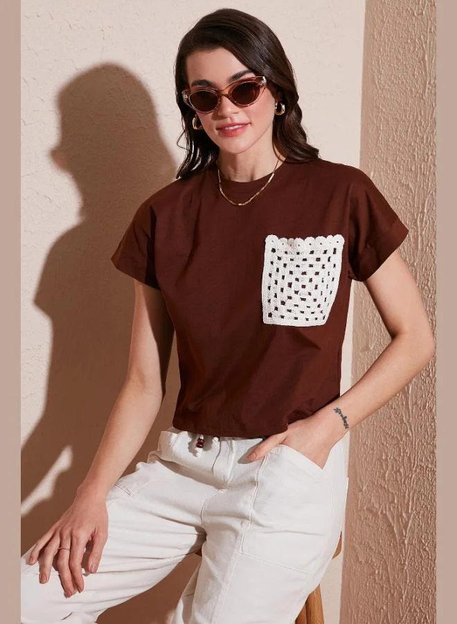 ليلا تيشيرت قطن ليلى بقصة عادية بياقة دائرية وجيب واحد للنساء