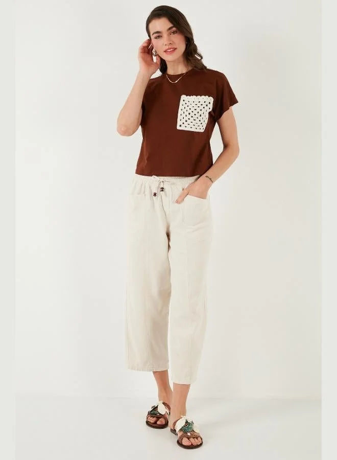 ليلا تيشيرت قطن ليلى بقصة عادية بياقة دائرية وجيب واحد للنساء