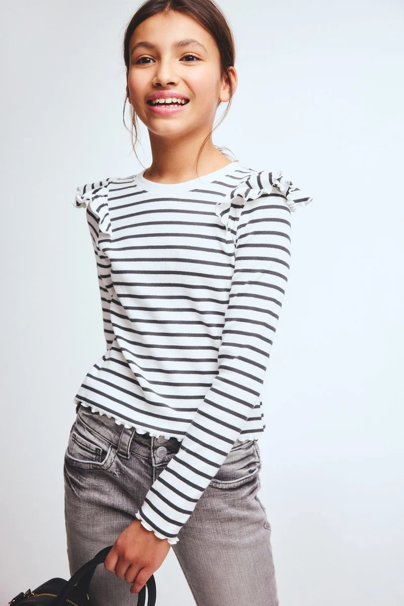 اتش اند ام بلوزة قطنية بحواف مكشكشة