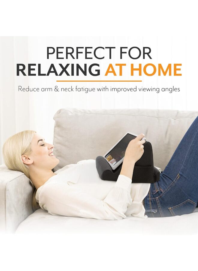 حامل كمبيوتر محمول من إسفنج الذاكرة، مقاس 23 × 23 × 20 سم، مناسب للأجهزة اللوحية والهواتف وقارئات الكتب الإلكترونية، زاويتا عرض، جيبان جانبيان للتخزين للملحقات الإضافية، مثالي للسيارة والسفر وغرفة النوم (أسود) - Image 2