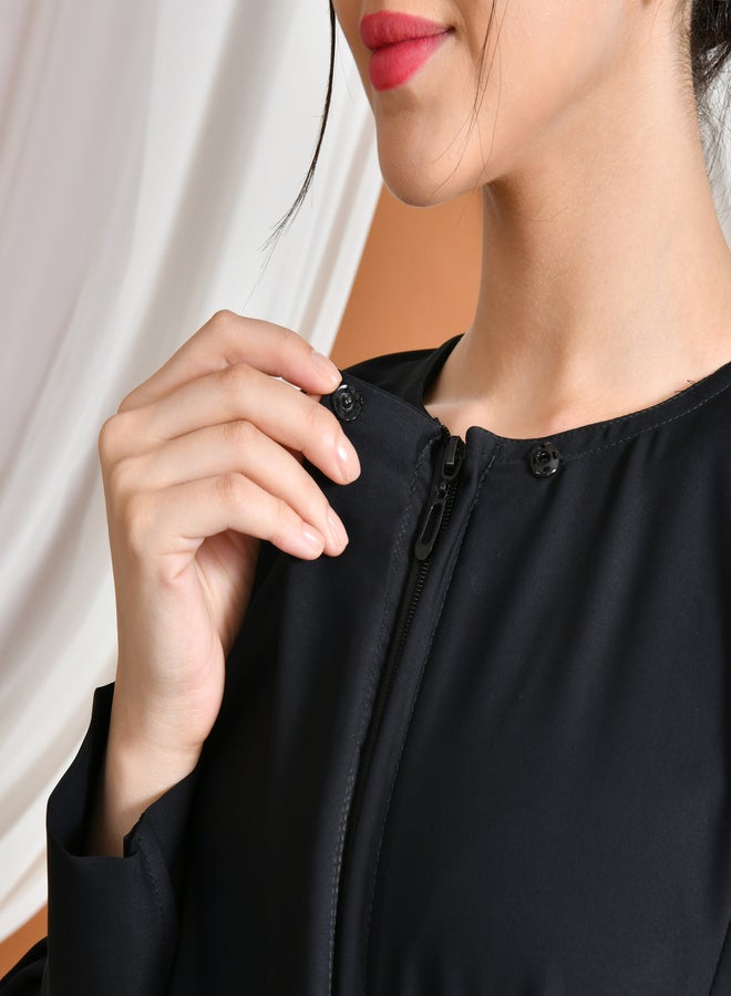 عبايات حوراء عباية سُدى | ربع كلوش بسحاب مخفي مزينة بكسرات جانبية وبف ناعم بالاكمام - Image 3