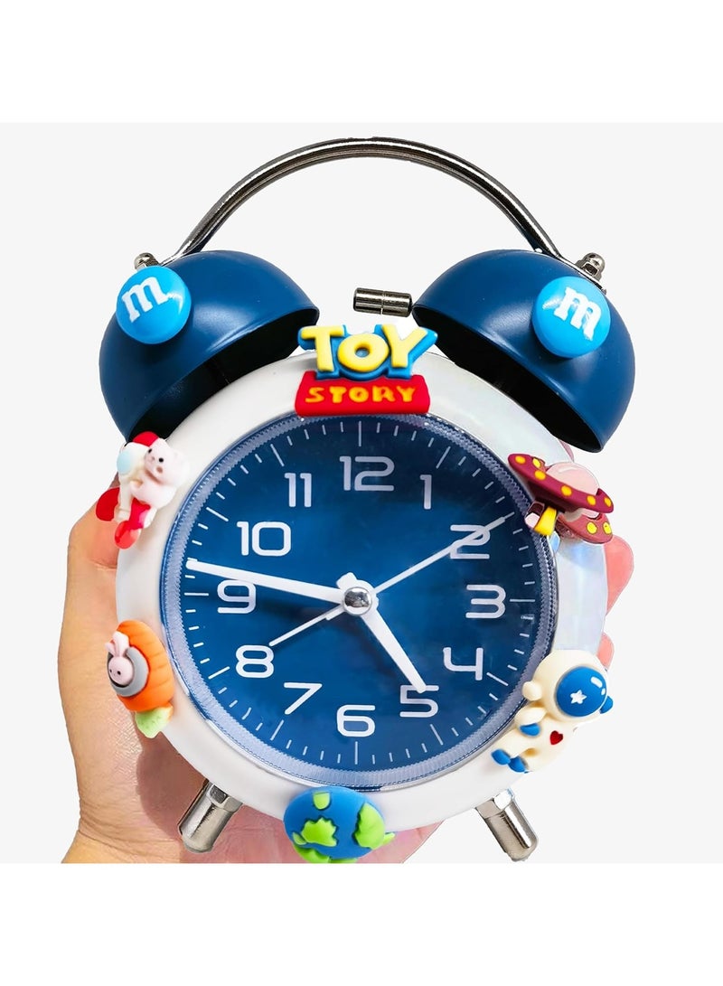 عام ساعة إنذار للأولاد، ساعة إنذار بطراز رائد فضاء رسوم متحركة، ساعة إنذار تناظرية للنائمين بشكل ثقيل مع إضاءة خلفية هدية للأولاد من عمر 5 إلى 16 عامًا. - Image 1
