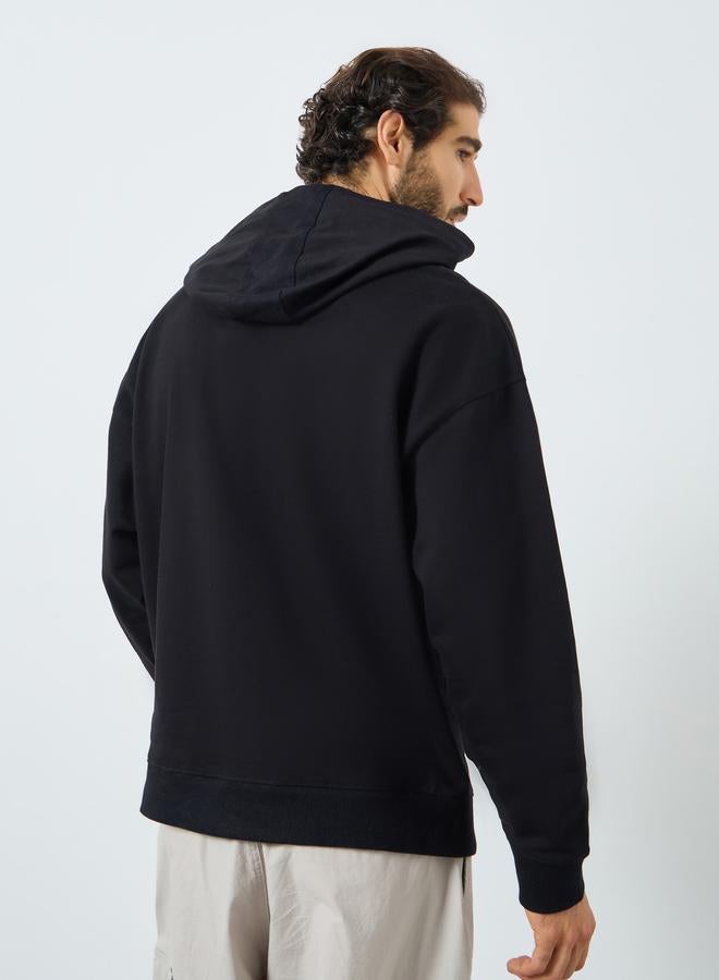 ستايلي هودي واسع أسود مطرز - Image 4