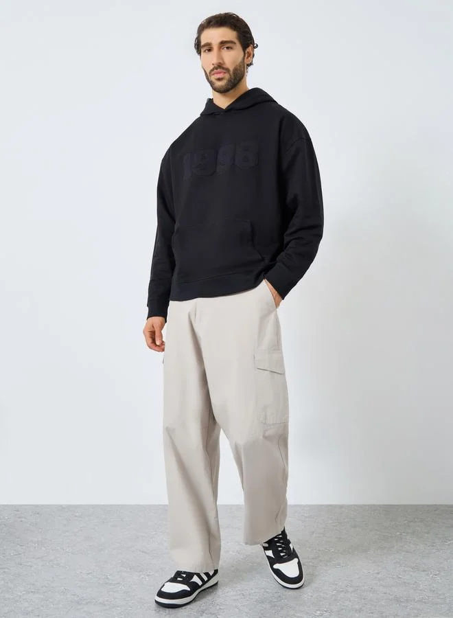 ستايلي هودي واسع أسود مطرز